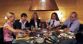 Tiroler Stadl - Familienessen am Grilltisch