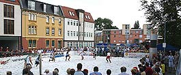 Fußball auf Schnee bei strahlendem Sonnenschein