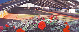 Tennishalle in der Sommersaison