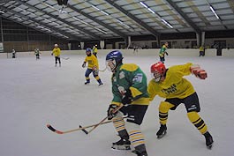 Eishockey im Areal der Skihalle